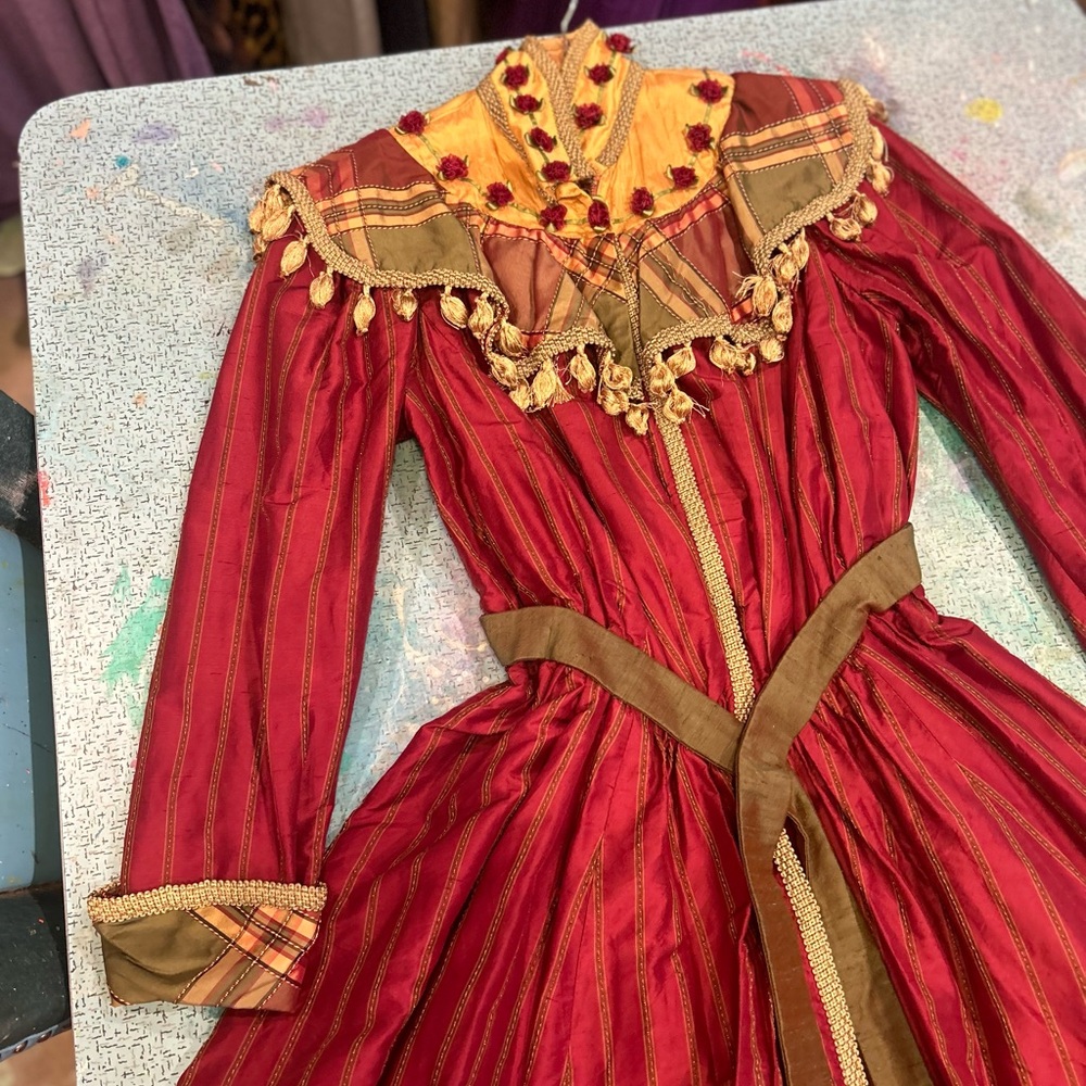 Victorian Rosette Robe - Picture 5 of 14